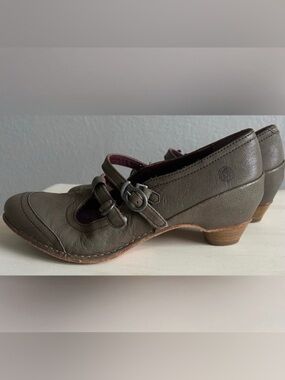 Neosens taupe brown wing tip heeled shoes, women’s size 38. Like new, no wear.